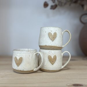 Skodelica krem srčica s pikicami espresso