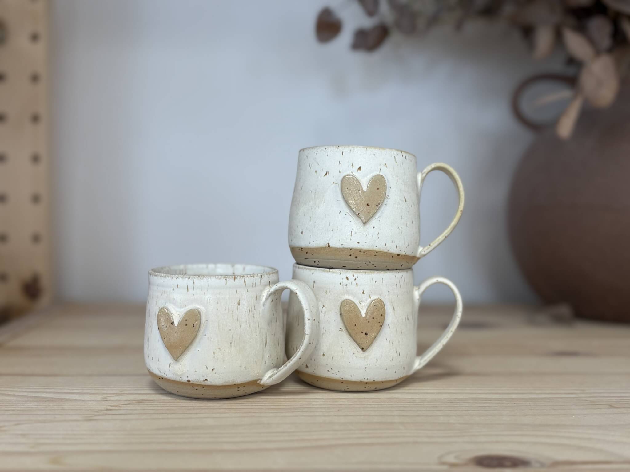 Skodelica krem srčica s pikicami espresso